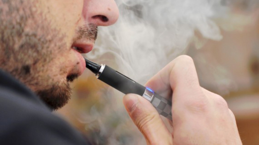Utilizarea ţigaretelor electronice creşte cu o treime riscul de afecţiuni pulmonare