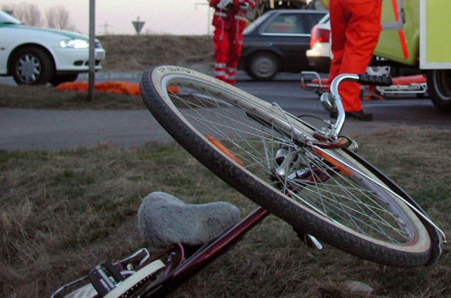 A lovit cu maşina un biciclist şi a fugit