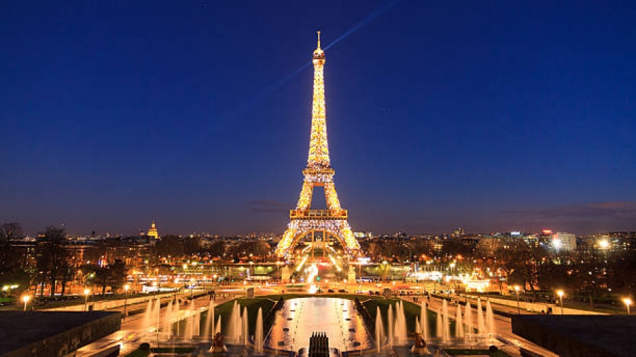 Luminile turnului Eiffel se vor stinge mai devreme în scopul economisirii energiei în Paris