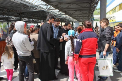 Aproape 1.500 de persoane necăjite au primit daruri de Paşte de la preoţi