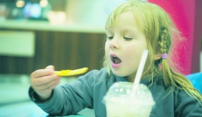 Ce efect au alimentele fast food asupra creierului copiilor?