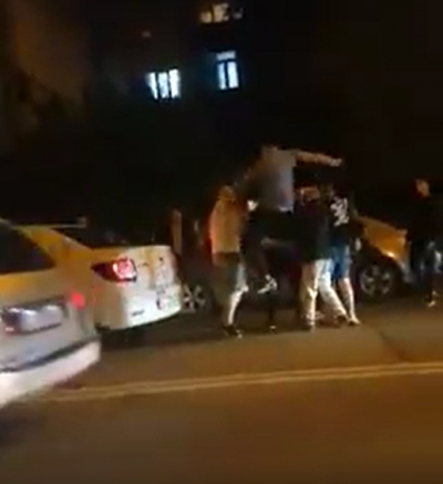 Scandal cu pumni şi picioare în plină stradă, la Tecuci (VIDEO)