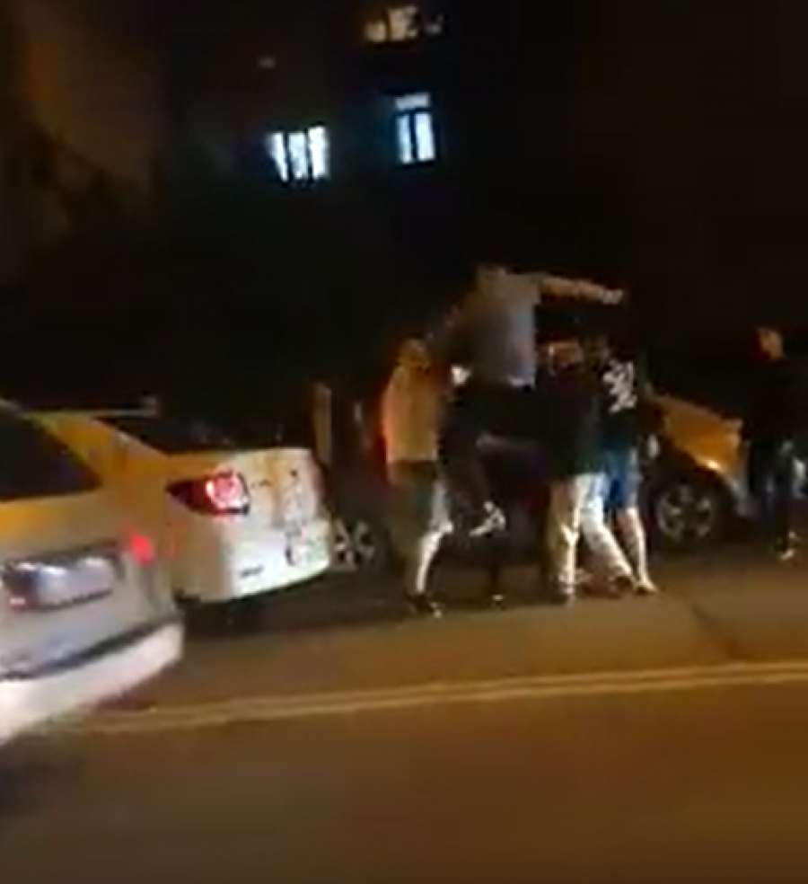 Scandal cu pumni şi picioare în plină stradă, la Tecuci (VIDEO)