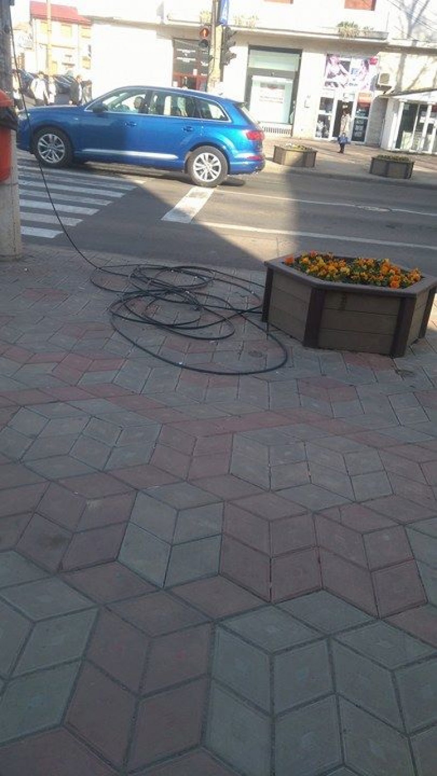 Galaţiul, împânzit de cabluri, deşi canalizaţiile subterane au fost create