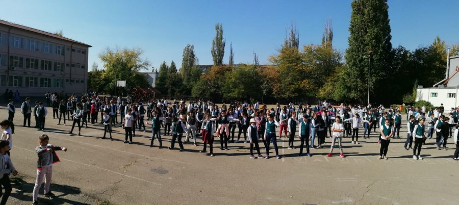 Distracţie cu flashmob, în curtea Şcolii nr. 13, de Ziua Învăţării Nonformale