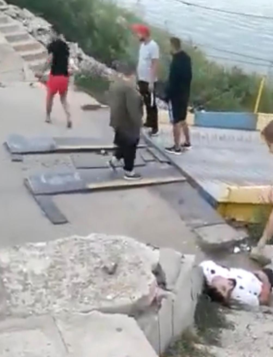 Doi tineri drogaţi au făcut circ până au leşinat la trecere Bac Brăila (VIDEO)