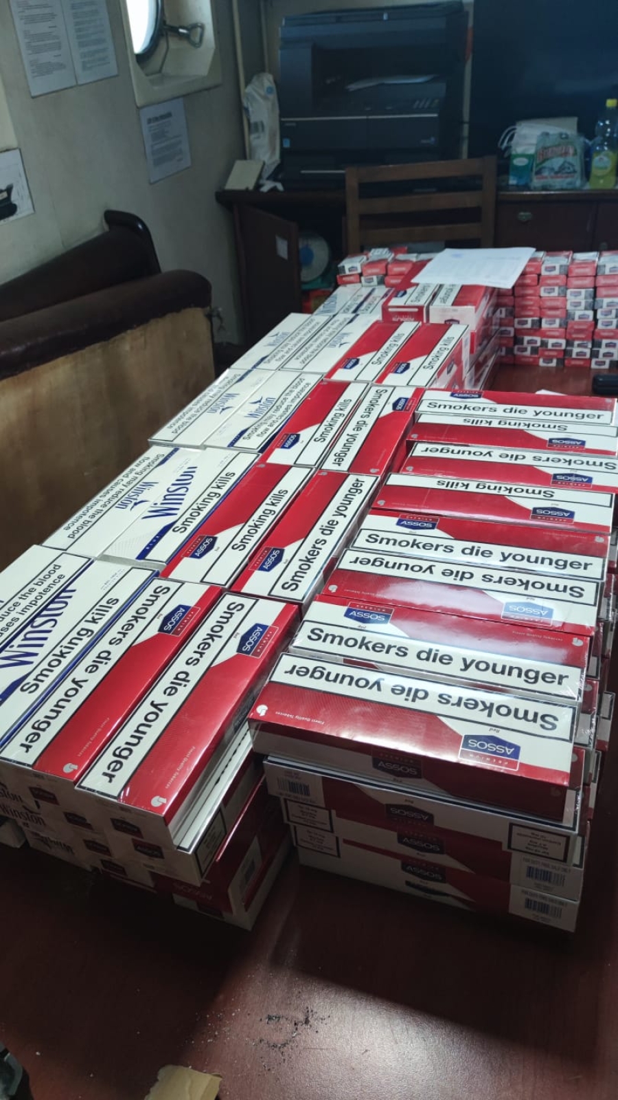 Mii de ţigări WINSTON şi ASSOS descoperite la bordul unei nave