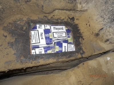 23.600 ţigarete de contrabandă şi două autoturisme, confiscate de inspectorii vamali gălăţeni