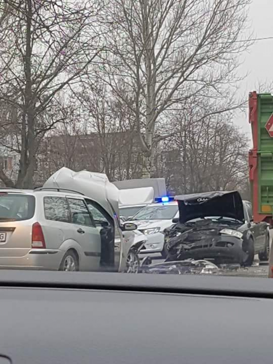 Impact cu victime şi maşini făcute praf pe Regiment 11 Siret