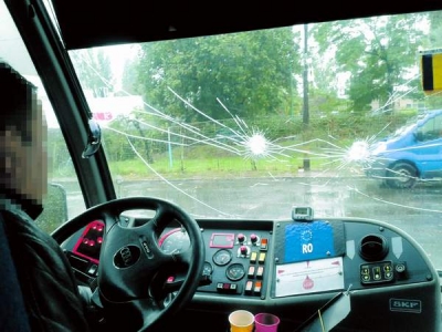Şofer agresat, autobuze cu geamurile sparte