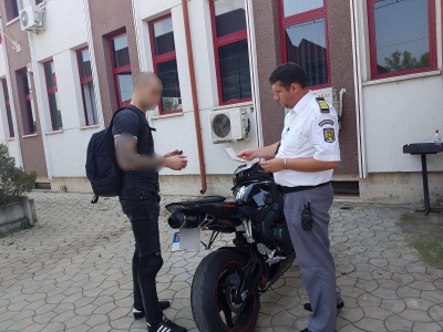 Fără permis de conducere şi sub influenţa alcoolului, la ghidonul unui moped neînregistrat