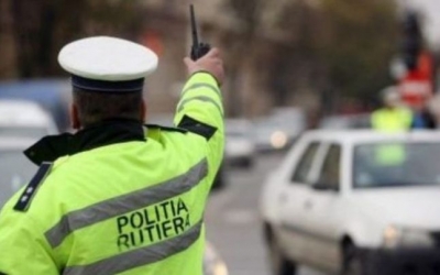 Fără permis, prinşi la plimbare cu maşina
