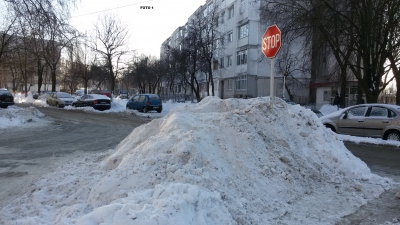 FOTOREPORTAJ: Munţi de zăpadă, la patru zile de când nu a mai nins