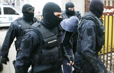 Şase percheziţii pentru destructurarea unei reţete de trafic cu droguri