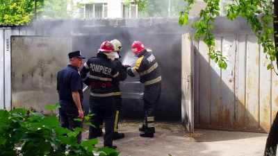 Pontiac incendiat cu cocktailuri Molotov într-un garaj din Ţiglina II