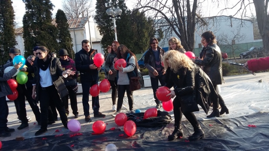 Protest colorat la Galaţi: Au protestat ”spargând” ciuma roşie