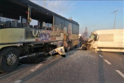 Accident cu 7 victime în Galaţi. Impact între un autobuz şi o dubă