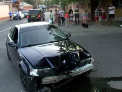 Speriat de maşina Poliţiei Locale, a intrat în copac