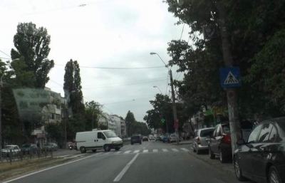 Beat la volan, a intrat cu maşina în magazin