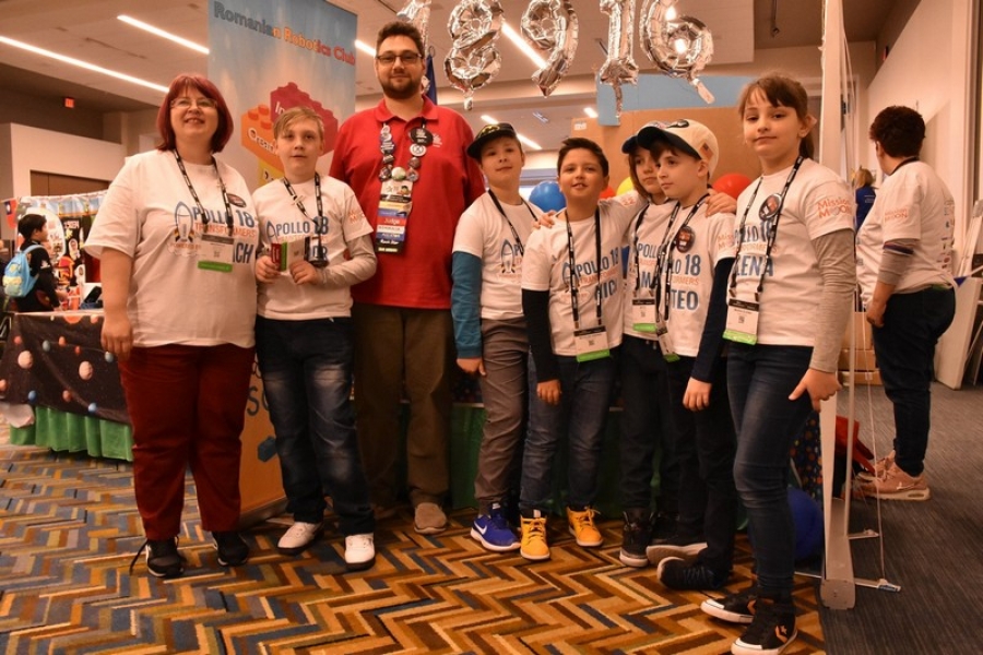 FOTO | Echipa de robotică din Galaţi APOLLO18 TRANSFORMERS, premiată la concursul FIRST LEGO LEAGUE JUNIOR din America