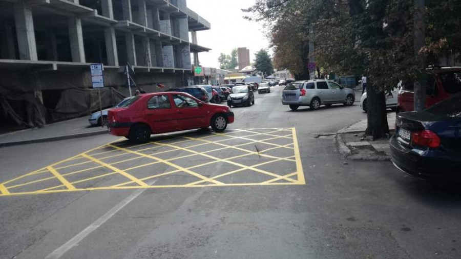 Câţi şoferi respectă marcajele galbene nou apărute în Galaţi?
