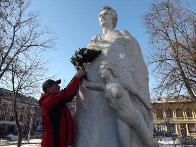 Muza statuii poetului are iar mână iar poliţia păzeşte parcul 24/24h