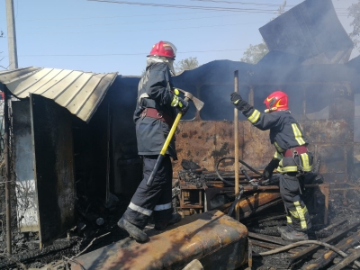 Incendiu puternic la o gospodărie din Cişmele (FOTO)