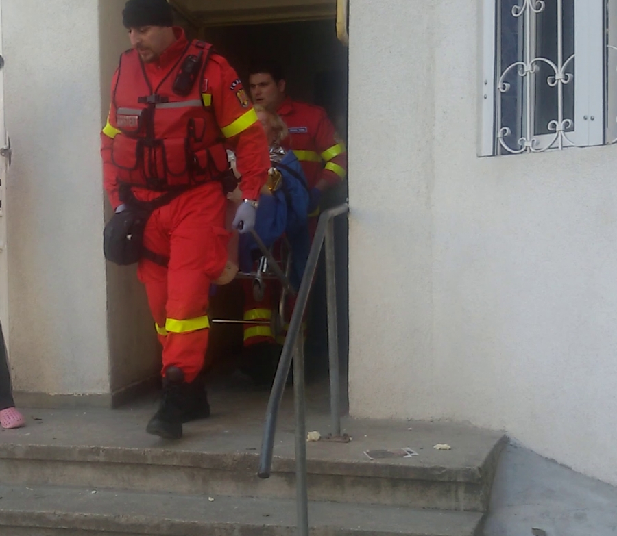 Femeie rănită după ce i-a explodat apartamentul