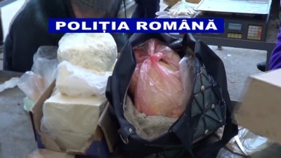 Produse lactate, fructe şi legume confiscate din piaţă