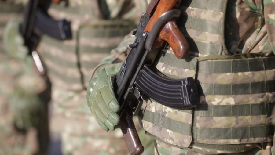 Un individ mascat a atacat şi a furat mitraliera unui soldat într-o unitate militară