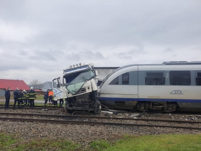 Autocamion încărcat cu îngrăşământ chimic lovit de două trenuri