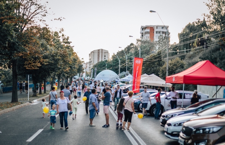 Cele mai noi şi luxoase maşini ale anului, expuse pe faleza Dunării de la Galaţi