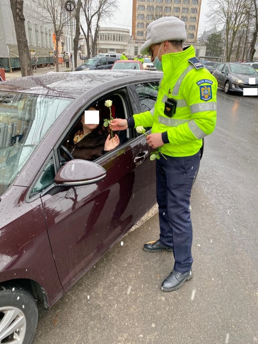 Şoferiţe din Ucraina care tranzitau municipiul Brăila "amendate" cu flori şi mărţisoare