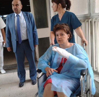 Poliţista atacată cu securea, operată de urgenţă