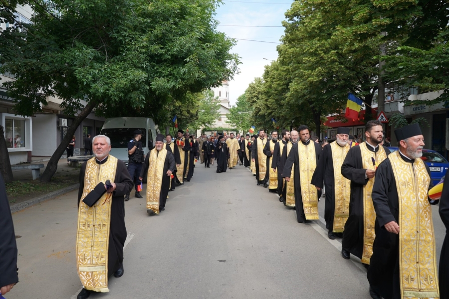 Procesiune impresionantă, la Galaţi, de Ziua Eroilor Neamului