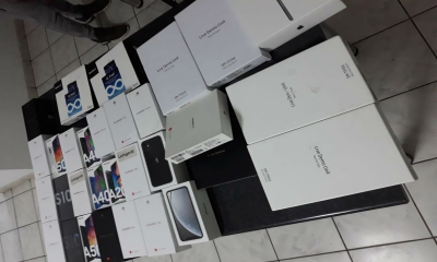Zeci de mobile şi tablete contrafăcute, confiscate la Măstăcani