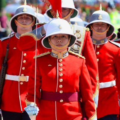 Megan Couto a devenit prima femeie care comandă Garda Reginei de la Buckingham Palace