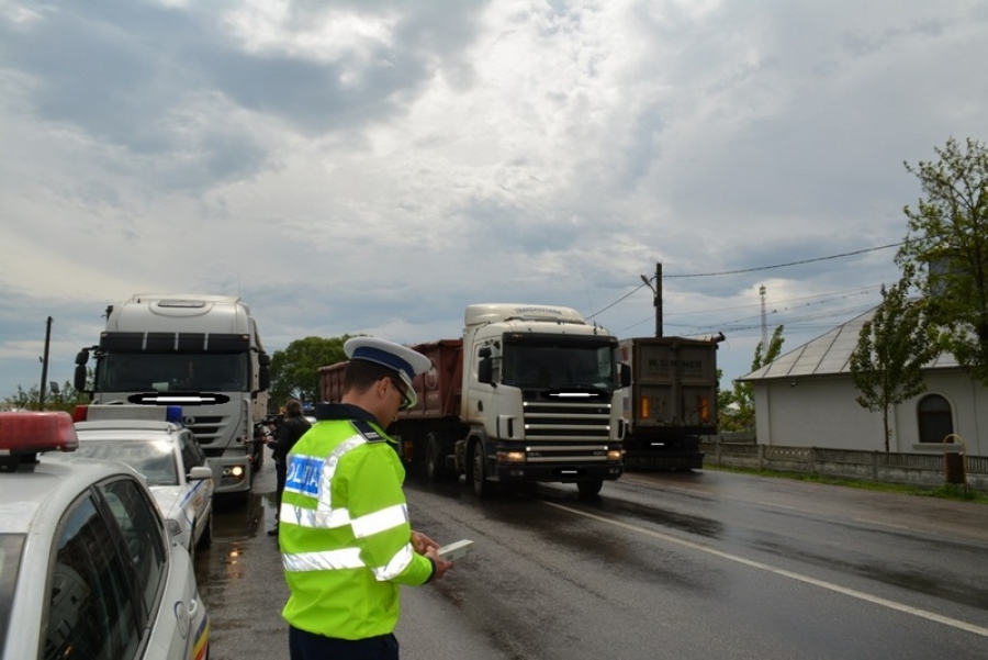 Tirurile şi microbuzele, la control: Poliţia Română a demarat acţiunea TRUCK & BUS