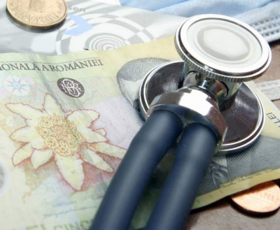 Aproape 70% dintre români au fost nevoiţi să ofere bani sau cadouri personalului medical