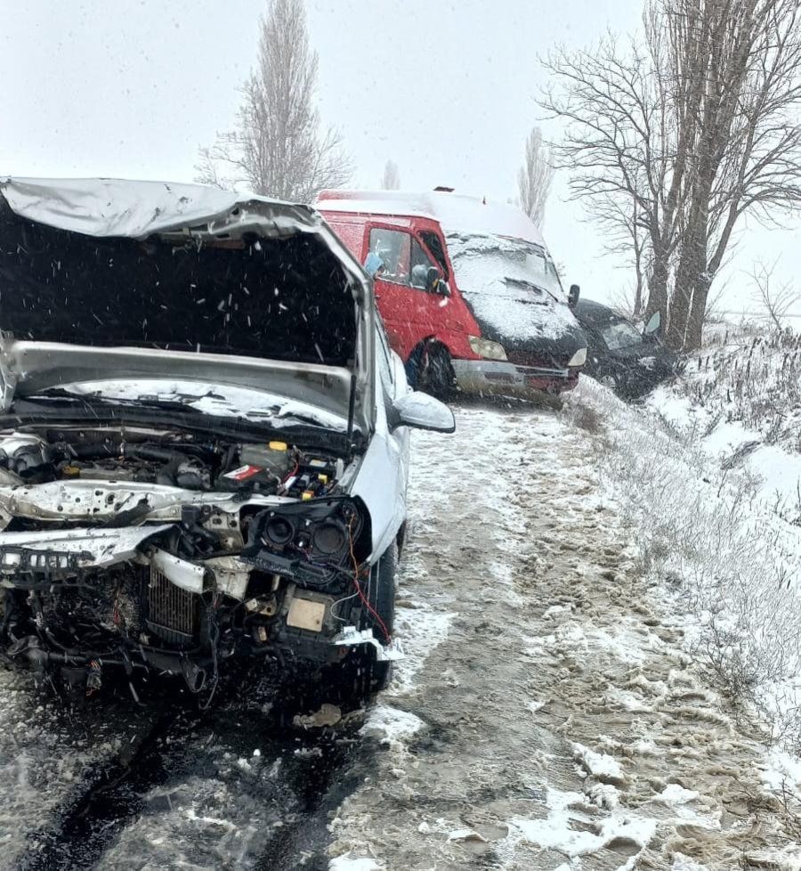 Accident cu 3 mașini la Tecuci. Un copil de 2 ani printre răniți (FOTO/VIDEO)