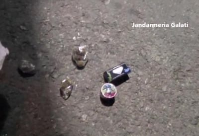 VIDEO: Gălăţean prins de jandarmi "fumând" marijuana în maşină