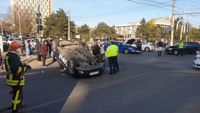 Accident cu 3 maşini în intersecţia de la Tribunal (FOTO/VIDEO)