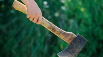 Bărbat reţinut pentru că a sărit cu topoarele la angajaţii unei terase