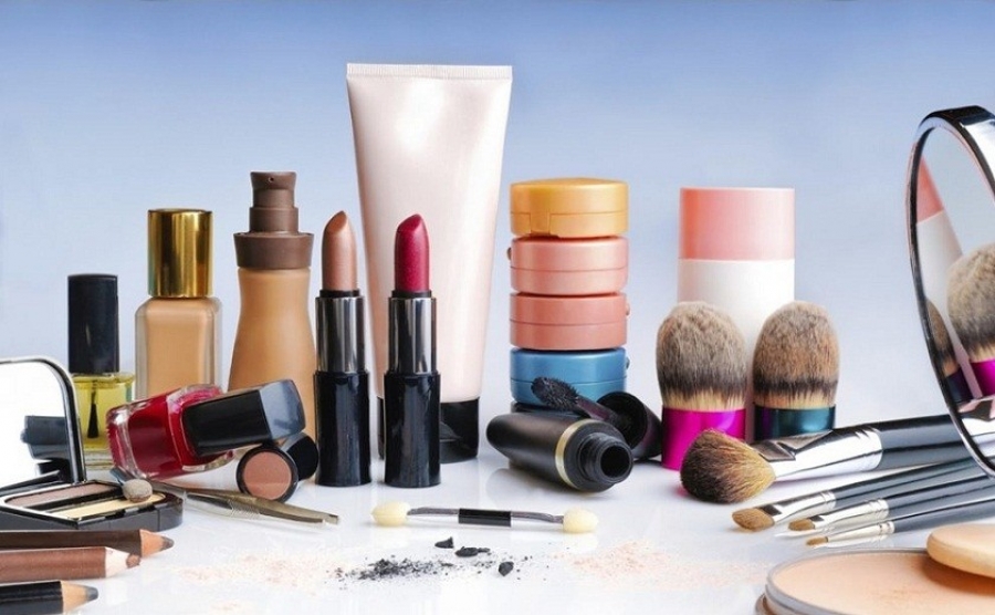 Cosmetice expirate şi toxice vândute în magazinele din Galaţi şi Tecuci