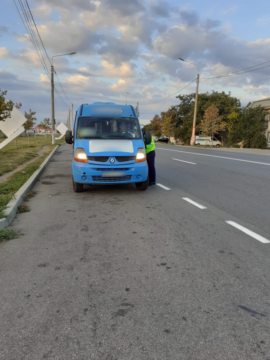 Microbuze şcolare oprite în trafic de poliţişti, la Brăila