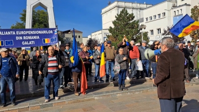 Cu groaza-n ochi, peste 300 de pensionari din Galaţi au cerut creşterea pensiilor în stradă