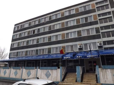 Un băiat de 7 ani a căzut de la etajul 3 în condiţii suspecte