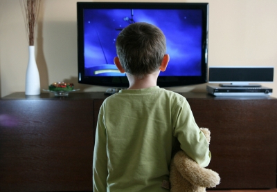 Peste 2 ore de TV pe zi pot influenţa negativ momentul în care unii copii devin apţi de şcoală