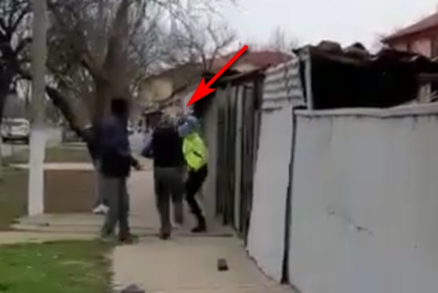 Poliţistă ciomăgită cu bastonul colegului de un bătrân nervos (VIDEO)