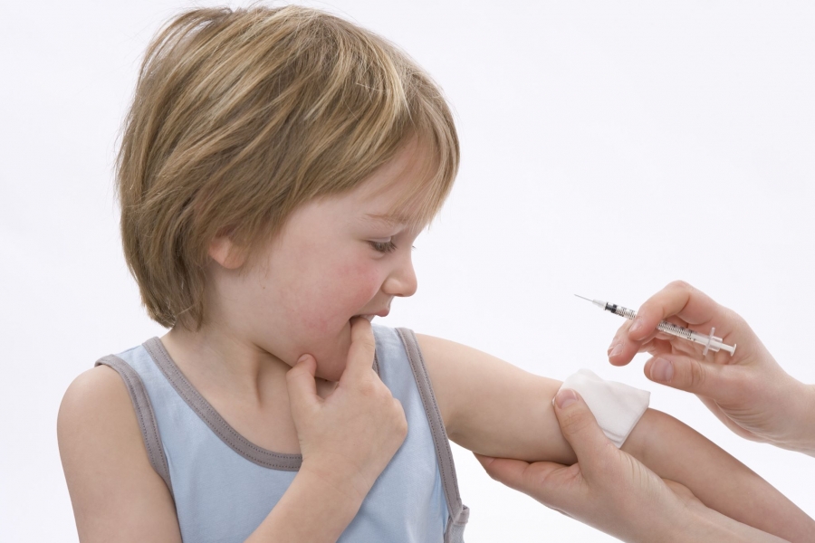 OMS solicită renunţarea la planurile de vaccinare a copiilor şi dozele astfel eliberate să fie donate ţărilor sărace